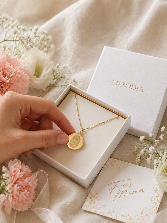 Personalisierte Fingerabdruck-Kette von Mizodia als Muttertagsgeschenk in eleganter Geschenkbox