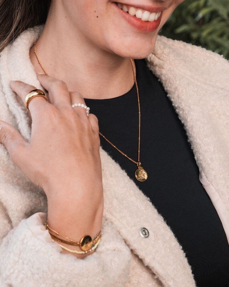 Stolze Tiermama präsentiert Ihren Mizodia Pfotenabdruck Schmuck.